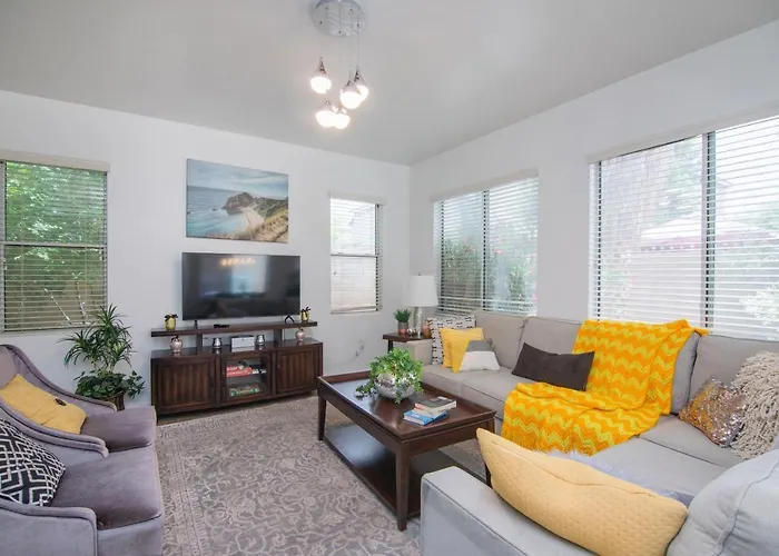 Holiday home Stylish - Rates Now! Phoenix